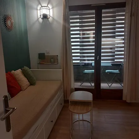 Apartmán Climatise, Place De Parking A La Faviere *